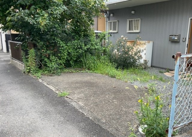 駐車場と明記されていても、最小スペースでつくられた駐車場だと大型車は駐車できなかったり、出入りしにくくなったりする可能性があります。お車のサイズと購入したい物件の駐車場のサイズを現地で確認しましょう。