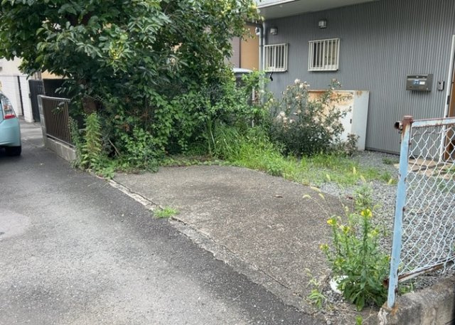 住宅用の土地では前面道路に2m以上接していなければならないと法律で定められています。しかし、お持ちの車のサイズやライフスタイルなどにより、2mでは利便が悪い場合もございますので、事前に確認しましょう。