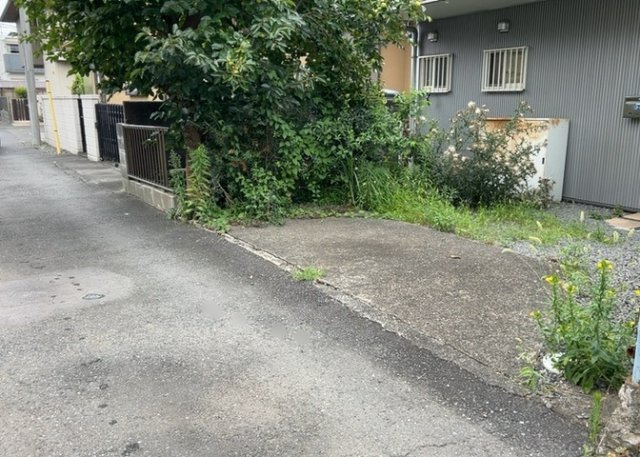 お持ちの車種によっては前面道路が広い方が便利でしょう。しかし、前面道路が広ければその分交通量が多くなるため、騒音などが気になる場合があります。実際に現地を見学し、周辺交通量や騒音などを確認しましょう！