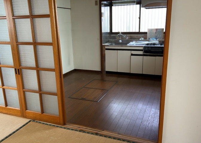 L型アイランドタイプは、キッチンからダイニングにもリビングにも目が行き届くので、とても使いやすい配置です。L字型独立タイプは、キッチンを独立させてるためLDKというよりもLDといった様なイメージです。