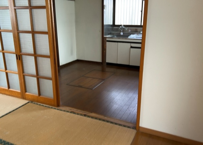 ダイニングは、食事や家族の団らんスペースとしてだけではなく、ほかの用途としても使用することができます。ダイニングテーブルを置き、食事のためのスペースを作ることでリビングとの差別化を図ることができます。