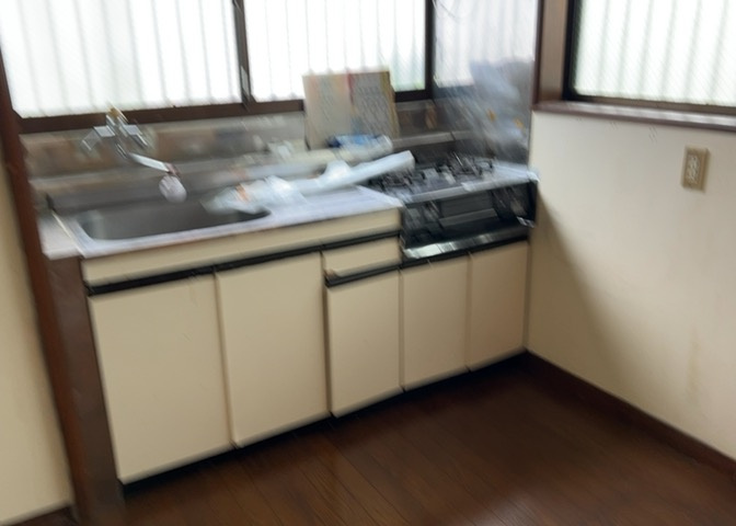 DKの物件でも広く見せたい方は、ダイニングスペースを広く使えるように工夫しましょう。低めのダイニングソファを置くと、家具の圧迫感が減り、広く見せることができ、ダイニングをリビングのように使用できます！