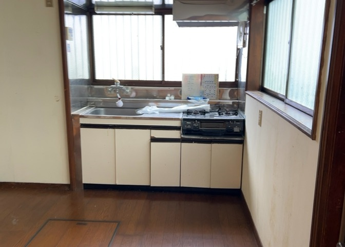 標準的なシステムキッチンの横幅は、165cm～300cm程度です。2100・2400・2550・2700などミリ単位で表記されます。普段どのように料理をするのかを想定しながら合ったサイズを選びましょう