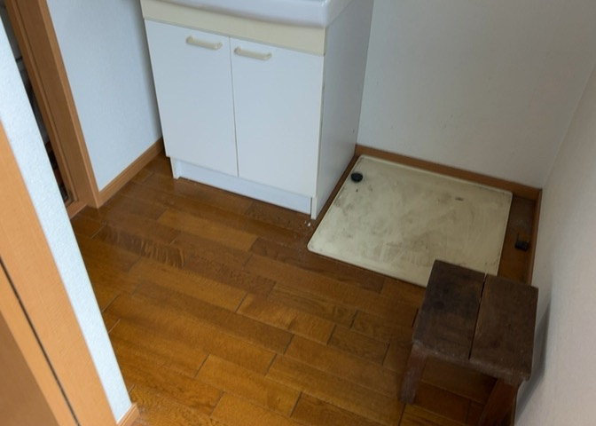 多くの戸建て住宅で見かける洗面脱衣所は、洗面台と洗濯機が2畳ほどのスペースに並べられていて、洗面所が脱衣所を兼ね備えている間取りが一般的です。お客様が利用することもある、パブリックな空間でもあります。