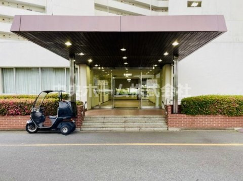 【エントランス】マンションのエントランスは、その物件の印象を決める、顔とも言える場所です。毎日通る場所ですからきれいなのが一番です。エントランス内はオートロックですので暮らしの安全も確保されています。