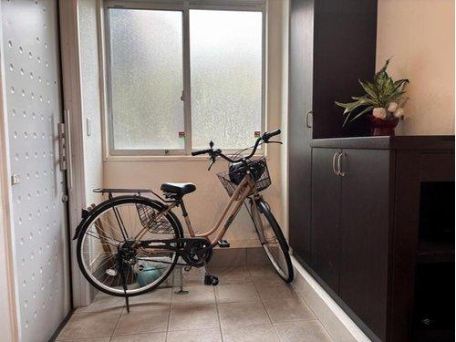 自転車もすっぽり入れられる！　広い玄関。　(視認性を高めるために備品類を削除する加工を行っております。)