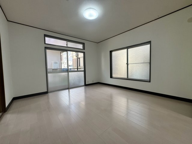 風通りが良く爽やかな雰囲気が魅力の広々リビング！大きな窓から豊かな陽光を取り込み、お部屋全体を明るく包み込みます。インテリアのレイアウトもしやすく、お気に入りの家具で素敵な空間づくりを楽しめます。