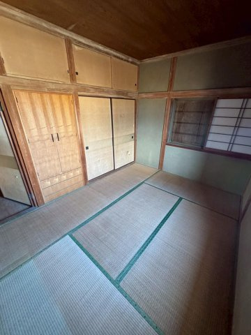 収納力◎の押し入れを備えた、趣ある和室。客間としてはもちろん、寝室としても落ち着ける空間です。また、海外ゲストにも喜ばれる本格的な和室。海風を感じながら畳で寛ぐ、日本ならではの体験を提供できます。