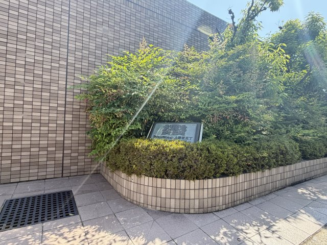 ライオンズマンション上野芝五丁の館銘板。　手入れの行き届いた植栽が住まいの品格を演出します。