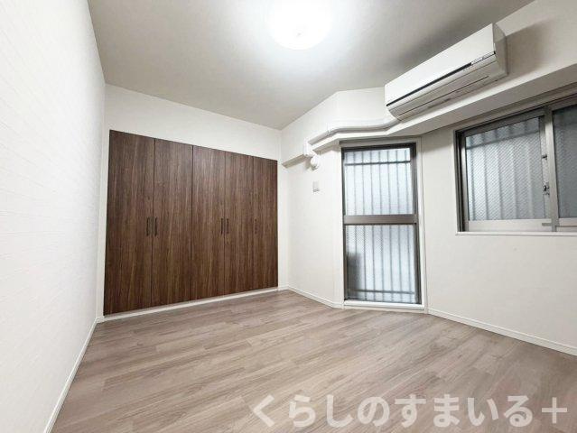 コンパクトで使いやすい洋室です