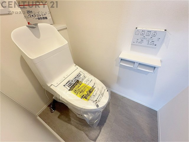 温水洗浄便座付トイレは温水洗浄機能により、暖かい水でおしりを洗浄することができ、冷たい水を使う従来の便座に比べ、温水洗浄機能で暖かいトイレを提供し、快適な使用を可能にします。　