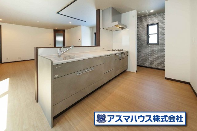 子育て世代にも嬉しいゆったりサイズの対面式キッチン！耐久性・耐熱性に優れたガラストップコンロを採用。