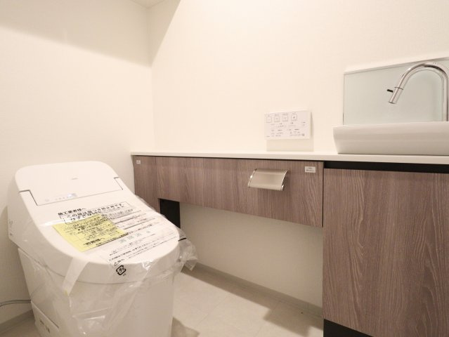 【トイレ】スタイリッシュなタンクレストイレ！手洗いカウンター完備で衛生面もバッチリです！