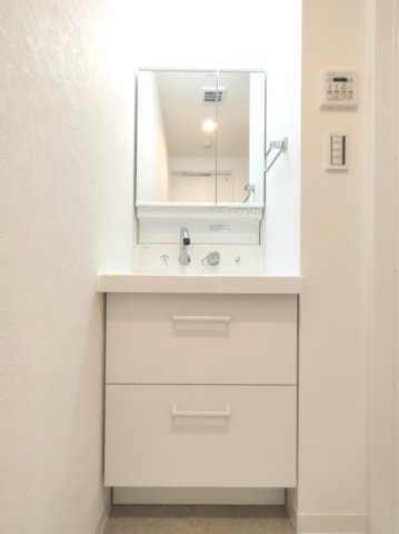 【独立洗面化粧台】　白で統一された洗面所は明るく、お化粧の塗りムラも防いでくれそうです。