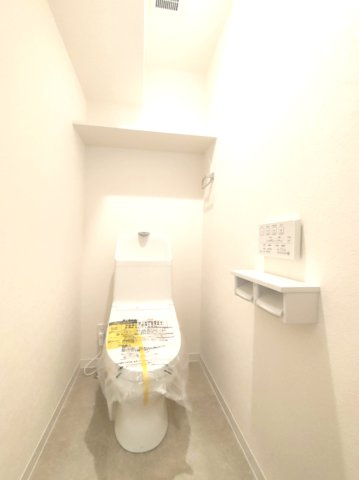 【トイレ】　温水洗浄便座付きのトイレ。操作のしやすいリモコンタイプです。