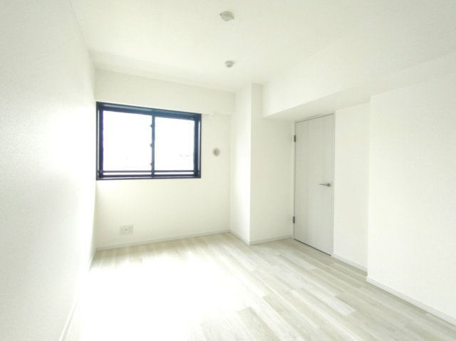 【洋室約6.8帖】　ゆったりサイズの洋室は、主寝室にいかがでしょうか？
