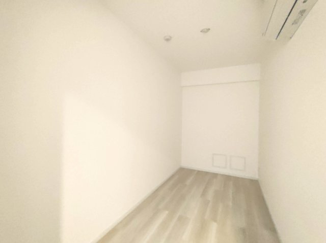 【洋室約4.3帖】　シンプルで何にでも合う白でまとめられた空間です。様々なスタイルに染められる余白があります。