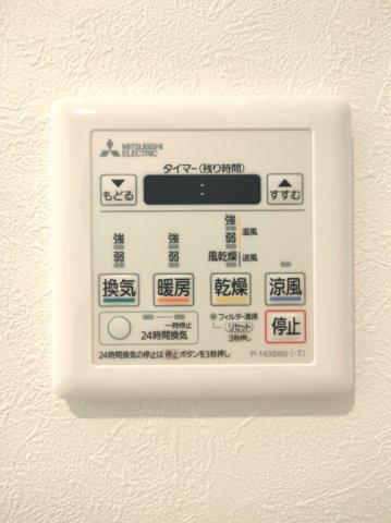 【浴室乾燥機】　冬場の冷え込む浴室をあたためたり、梅雨時の洗濯物を乾かしたりと、生活に便利な設備を備えております。