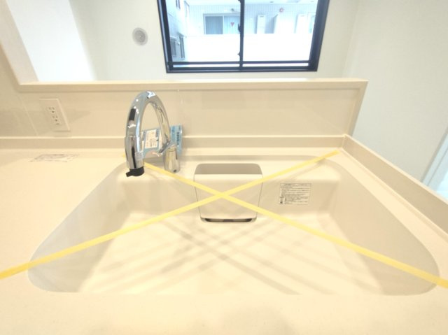 【シンク】　お洒落なグースネック水栓。人造大理石のシンクは天板との継ぎ目がないためお手入れがラクラク♪