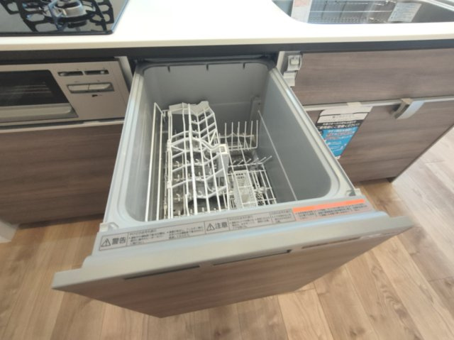 【食洗機】　手肌に優しく、家事の時短にもなる食洗機を完備。