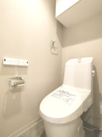 【トイレ】　洗浄機能付きトイレ。上部には収納付で、トイレットペーパー等、買い置きもしやすそうです。