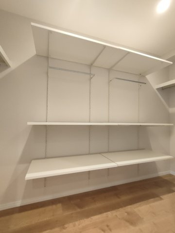 【ファミリークローゼット】　たっぷりと荷物が入るよう、ファミリークローゼットを完備いたしました。ぜひ、現地にて大きさ、広さの感覚をお確かめください。