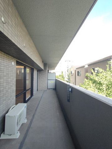 【バルコニー】　南に向いた奥行きたっぷりの広いバルコニー。洗濯物やお布団などをたくさん干していただけます。