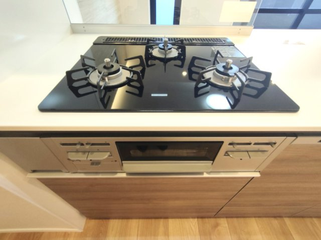 【3口コンロ】　3口コンロ、グリル付きでお料理のレパートリーも増えそうです。