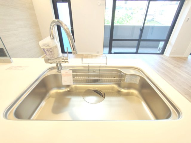 【シンク】　お洒落なグースネック水栓。食器洗いもはかどる広々としたシンクです。