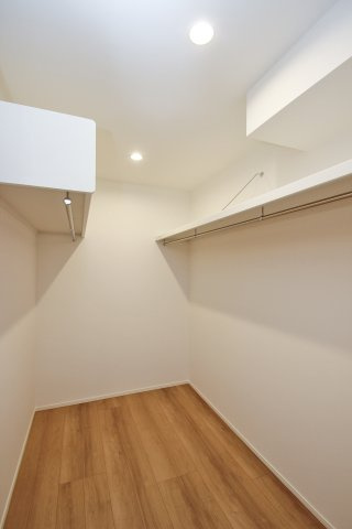 1Fの約3帖のファミクロ。洗面脱衣室まですぐで、帰宅後すぐ着替えができる、ただいまからの導線が考えられた間取り♪【プラン例】建物価格1780万円、建物面積93.59？