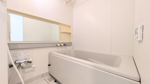 お風呂はキレイでご使用可能です　乾燥機付き（画像は明るさ、その他加工しています）