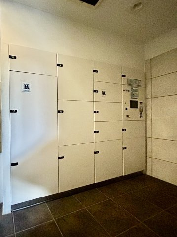 【宅配ボックス】在宅時・不在時に関わらず、居住者の代わりに非対面で宅配物を受け取ってくれる便利な設備です。わかりやすくご説明致しますので見学時にはお部屋だけではなく共用部分もぜひチェックしてください。
