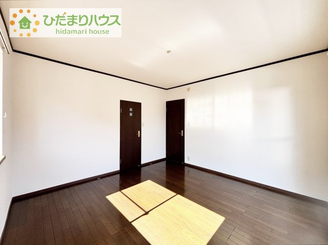 広めの主寝室は、ベッドの他にもパソコンデスクやドレッサーなども置けちゃいます(*^-^*)