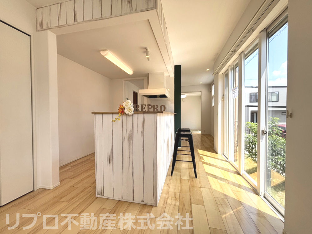 カウンターキッチン越しに家族と会話が楽しめるＬＤＫは窓からたっぷり光が差し込み、明るく開放的な空間！
