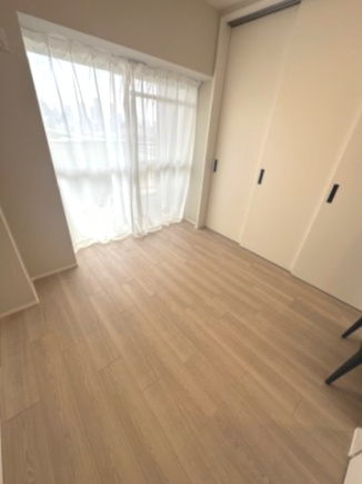 バルコニーに面した、明るい約5.5帖洋室！扉を開けてリビングと一体空間、扉を閉じて個室にとフレキシブルに使えます。