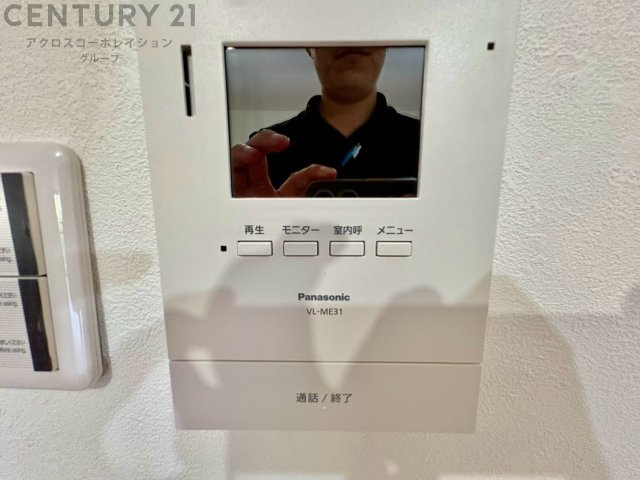 訪問者が来たときにテレビ画面で確認できるため、安心してドアを開けられます。録画機能があるものもあり、留守中に来訪者を記録しておくことができます。利便性が高く、セキュリティ面でも安心です。