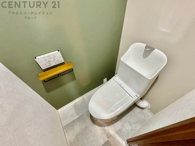 温水洗浄便座付トイレは温水洗浄機能により、暖かい水でおしりを洗浄することができ、冷たい水を使う従来の便座に比べ、温水洗浄機能で暖かいトイレを提供し、快適な使用を可能にします。