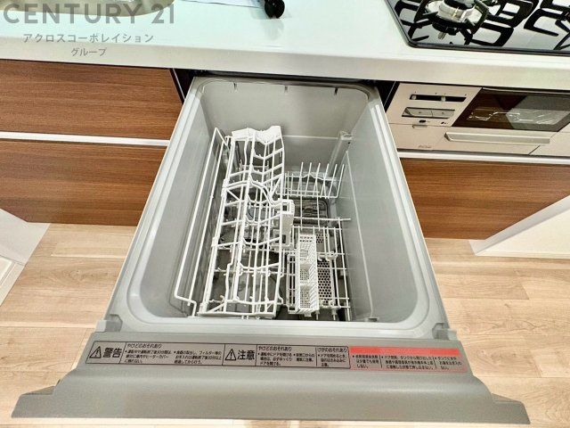 食器洗浄乾燥機は手洗いに比べて時間や労力を節約できます。また、高温のお湯で洗浄されるため、雑菌や細菌を殺菌する効果もあります。さらに、乾燥機能があるため、手で拭く手間も省け衛生的に保管できます。