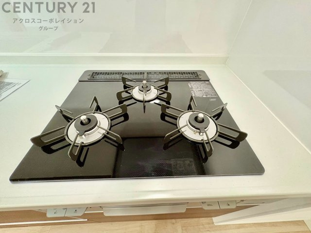 多数の調理器具を同時に使用でき、料理の効率化が可能。省エネで節約になり、様々な料理スタイルに適応できます。また、火力調整が独立しており、手入れや掃除もしやすく、今よりもっとお料理が楽しくなるかも。
