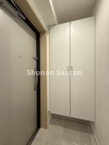 靴や外出用品をすっきり収納できる玄関収納を搭載しています。　　　　　玄関まわりをきれいに保ちやすい嬉しいスペースです。