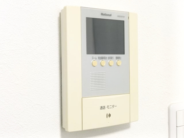 【TVモニター付きインターフォン】　訪問者の顔を見ることができるので、安心してドアを開けられます。