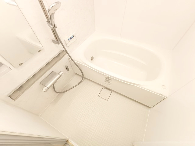 【浴室】　ゆったりとした時間とともに、一日の疲れを癒すバスルーム。