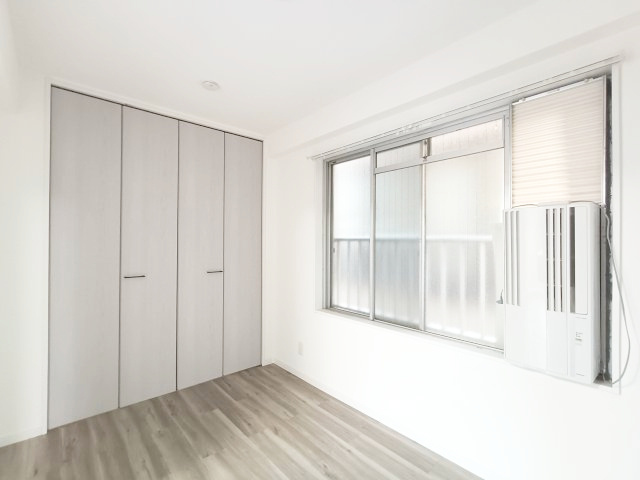 【洋室1】　広々とした洋室。主寝室や子ども部屋にいかがでしょうか？