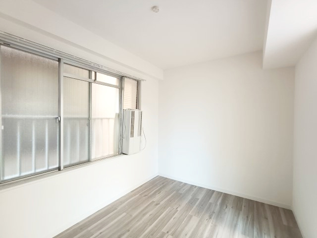 【洋室1】　広々とした洋室。主寝室や子ども部屋にいかがでしょうか？