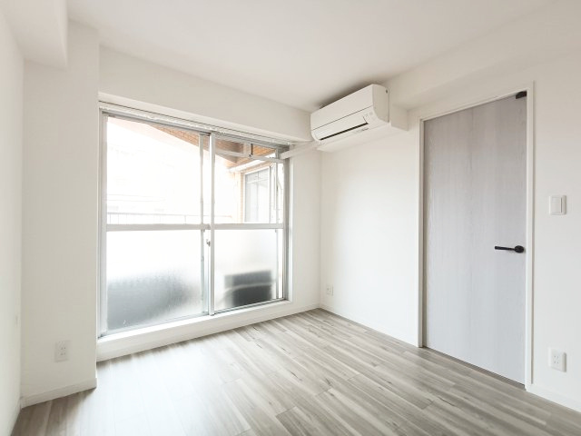 【洋室2】　バルコニーに面した明るいお部屋です。陽気に楽しみ、やすらぐ室内。