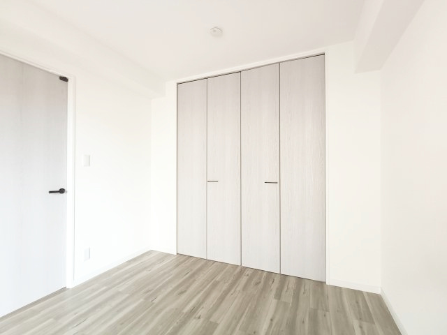 【洋室2】　バルコニーに面した明るいお部屋です。陽気に楽しみ、やすらぐ室内。