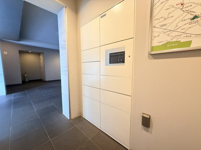 対面不要で荷物をスムーズに受け取れる宅配ボックス設置。防犯面やプライバシーに配慮し、在宅中も手が離せない時に便利。時間を有効に使える快適な住まいです。