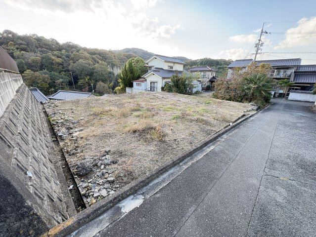 高台に位置する約60坪の売土地で、水害リスクが低く安心して暮らせる住環境です。周囲は閑静な住宅地で、落ち着いた雰囲気が魅力です。南側が開けて日当たりも良好で、自然の眺望も楽しめます。