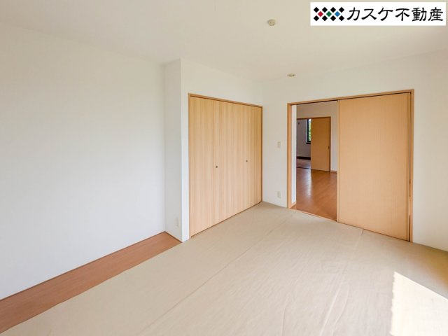 LDK横の和室は小さいお子様の遊び＆お昼寝スペースとしても活用できます。扉を開放すればされに広く感じられ、可能性が広がります。