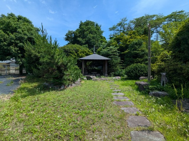 青々とした緑と東屋（あずまや）が佇む広々としたお庭。日差しを避けながら贅沢な休憩時間を楽しめます。